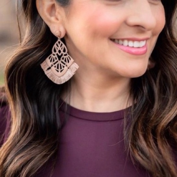 Stella & Dot Alexandria Earrings Taupe Blush Retired Statement Tassel 3” - Picture 2 of 11